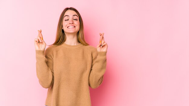 Retrato de una joven hermosa con los dedos cruzados