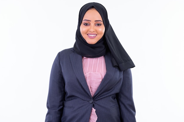 Retrato de joven hermosa empresaria musulmana africana vistiendo hijab aislado contra la pared blanca