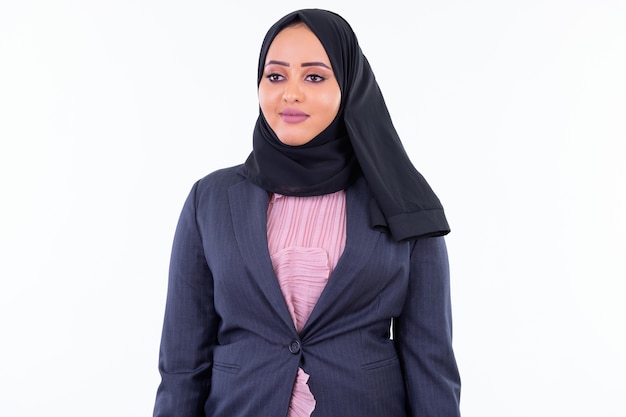 Retrato de joven hermosa empresaria musulmana africana vistiendo hijab aislado contra la pared blanca