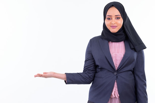 Retrato de joven hermosa empresaria musulmana africana vistiendo hijab aislado contra la pared blanca