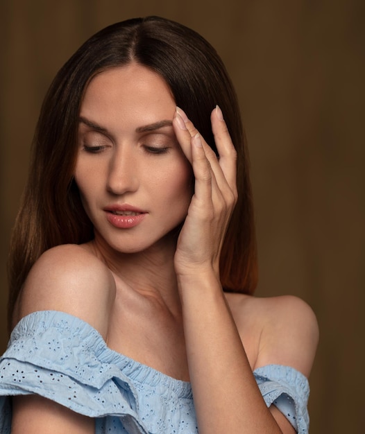 retrato de una joven hermosa en un fondo borroso