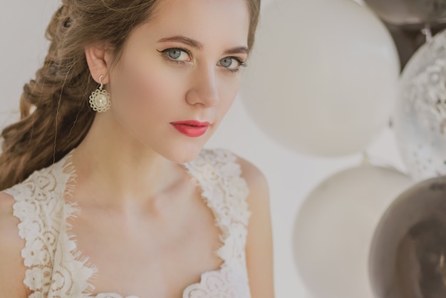 Retrato de una joven hermosa en joyería, vestida niña