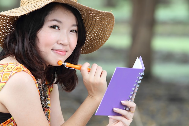 Retrato de la joven hermosa con el libro