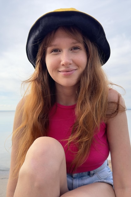 Retrato de una joven hermosa mujer adolescente se relaja en la sonrisa natural del fondo de la playa del mar
