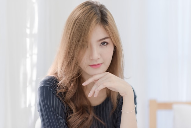 Retrato de joven hermosa mujer asiática sexy tratamiento facial relajarse. Sonrisa cara feliz chica de moda mirando