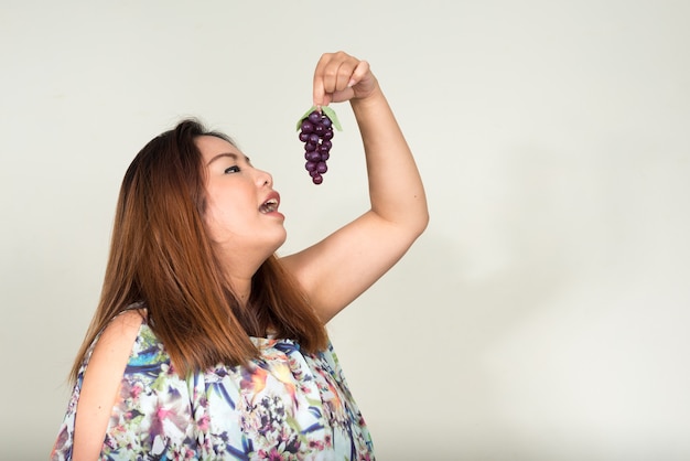 Retrato de joven hermosa mujer asiática con sobrepeso