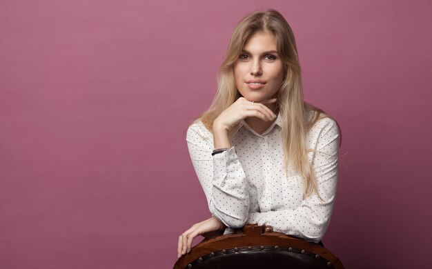 Retrato de una joven hermosa mujer caucásica en rosa