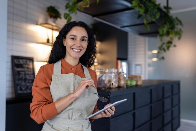 Retrato de joven hermosa mujer dueña de una pequeña empresa de cafetería y cafetería restaurante hispano