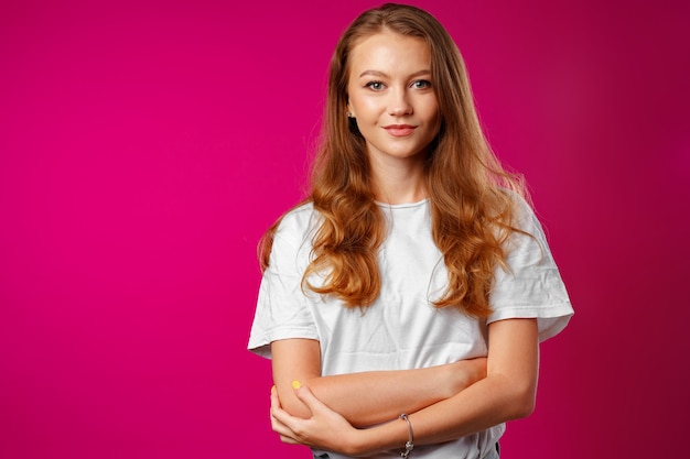 Retrato de una joven hermosa mujer feliz sonriendo de cerca