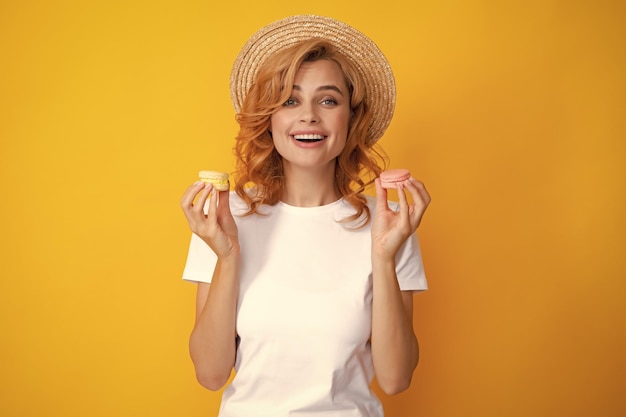 Retrato de joven hermosa mujer con macarrones Macaron francés Chica disfrutando de dulces aislados en