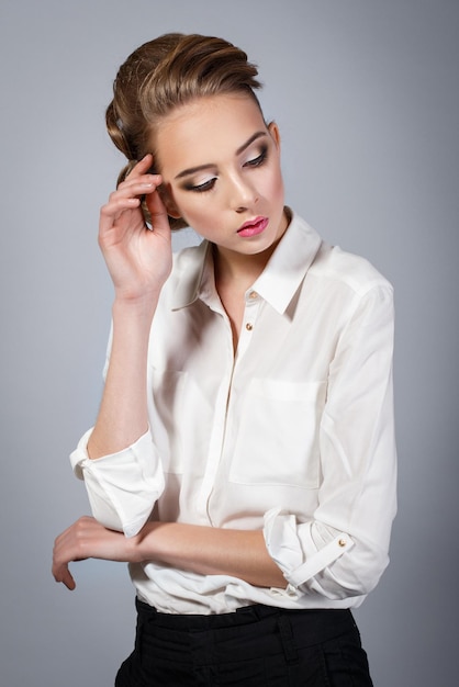 Retrato de joven hermosa mujer morena con maquillaje de negocios