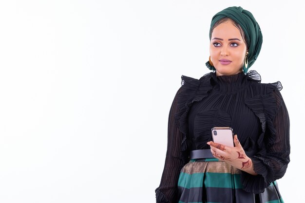 Retrato de joven hermosa mujer musulmana africana con hijab aislado contra la pared blanca