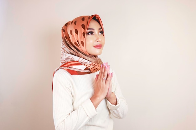 Retrato joven hermosa mujer musulmana vistiendo un hiyab Eid Mubarak saludo