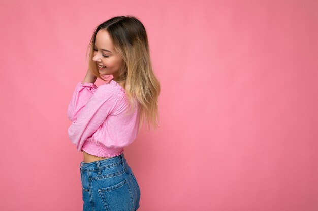 Retrato de joven hermosa mujer rubia hipster sonriente en blusa de moda rosa blusa sexy