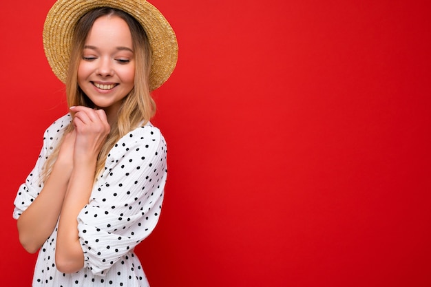 Retrato de joven hermosa mujer rubia hipster sonriente en vestido de verano de moda y sombrero de paja. Sexy