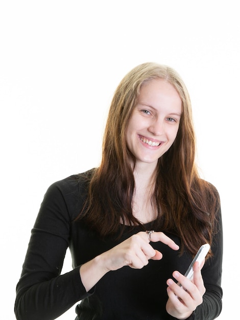 Retrato de joven hermosa mujer rubia mano teléfono mensajes de texto mirando en cámara