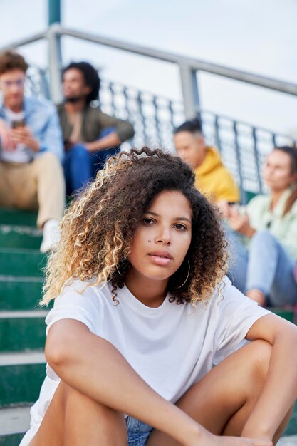 Retrato de una joven hermosa mujer sentada en las escaleras