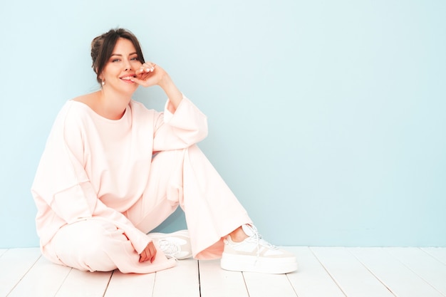 Retrato de joven hermosa mujer sonriente en ropa de moda de verano rosa