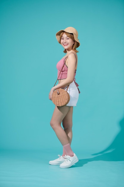 Retrato de joven hermosa mujer sonriente en vestido de verano de moda