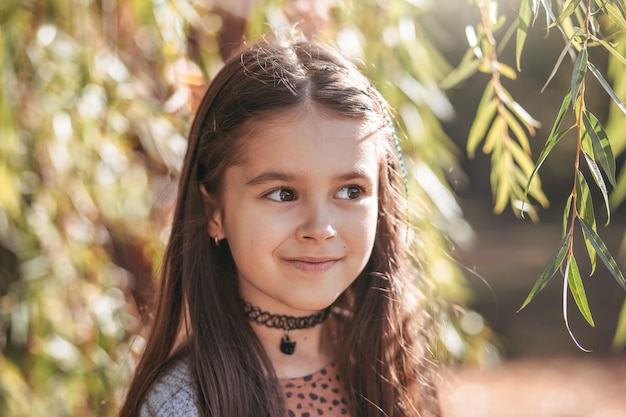 Retrato de una joven y hermosa niña morena al aire libre en un día de verano