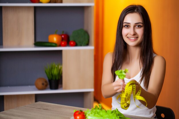 Retrato de joven hermosa que se adhiere al régimen de dieta