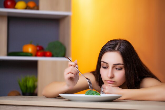 Retrato de una joven hermosa que apoya la dieta