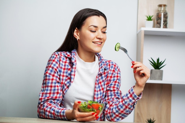 Retrato de una joven hermosa que apoya la dieta