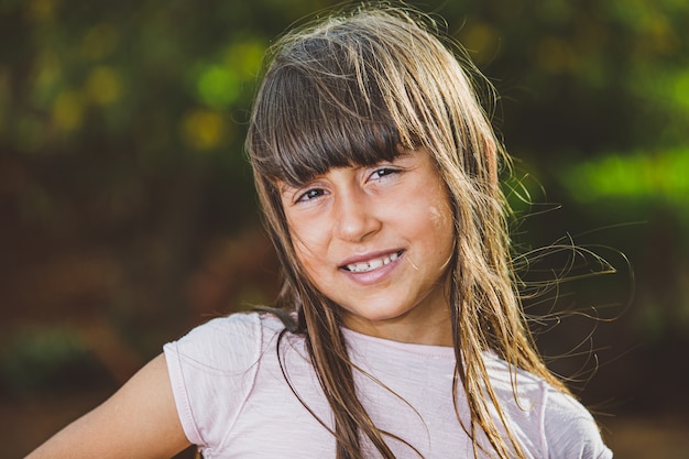 Retrato de joven hermosa sonriente en la granja