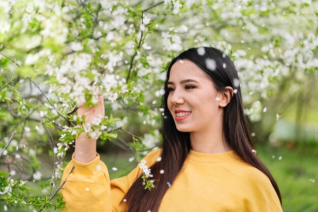 Foto retrato de una joven hermosa y sonriente