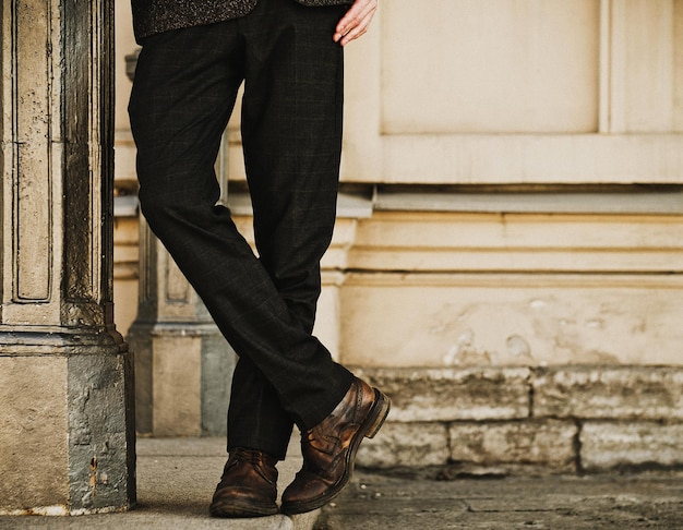 Foto retrato de joven hermoso hombre de moda al aire libre