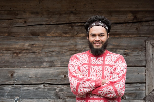 retrato de joven hipster, hombre con barba frente a una vieja casa de madera vintage