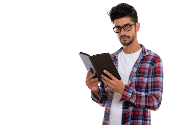 Retrato de joven hipster persa barbudo hombre leyendo libro