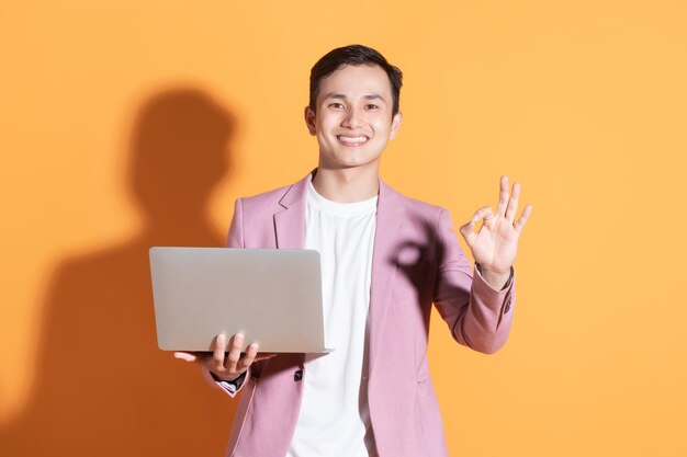 retrato, de, joven, hombre asiático, posar, en, plano de fondo