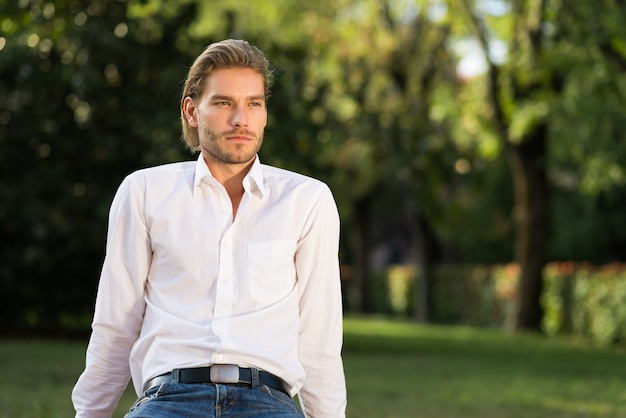 Retrato de un joven hombre confiado