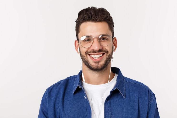 Foto retrato del joven hombre guapo sonriente feliz aislado en un blanco
