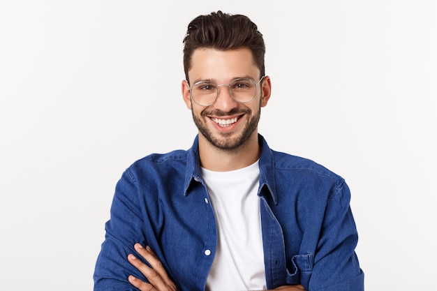 Foto retrato del joven hombre guapo sonriente feliz aislado en un blanco