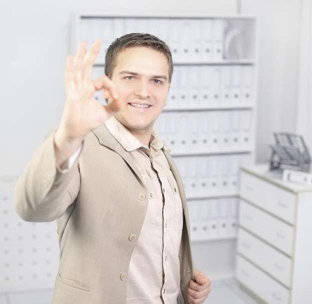 Foto retrato, de, un, joven, hombre de negocios, actuación, señal aceptable