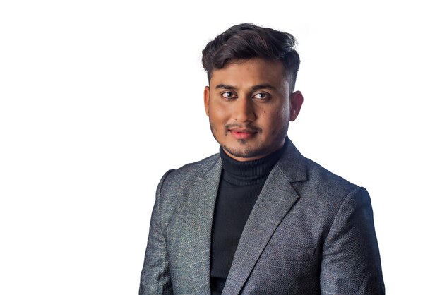 Retrato de un joven hombre de negocios indio feliz con una chaqueta de fondo gris posando satisfecho y exitoso hombre con traje formal