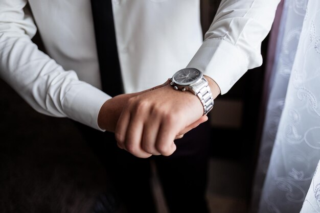 Retrato de un joven hombre de negocios Novio en el día de la boda Vistiendo un traje de negocios para una entrevista importante