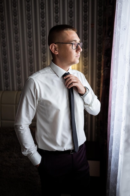 Retrato de un joven hombre de negocios Novio en el día de la boda Vistiendo un traje de negocios para una entrevista importante