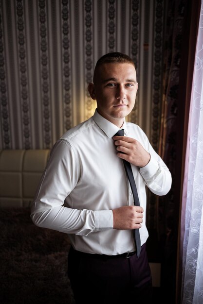 Retrato de un joven hombre de negocios Novio en el día de la boda Vistiendo un traje de negocios para una entrevista importante