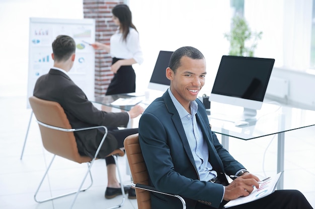 Retrato, de, un, joven, hombre de negocios, en, plano de fondo, de, oficina