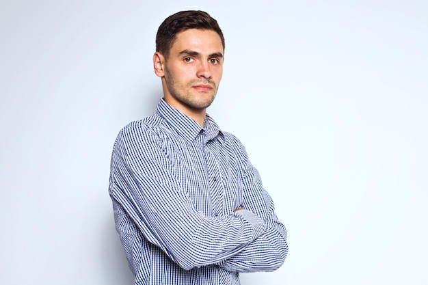 retrato, de, joven, hombre de negocios, posar, en, fondo gris