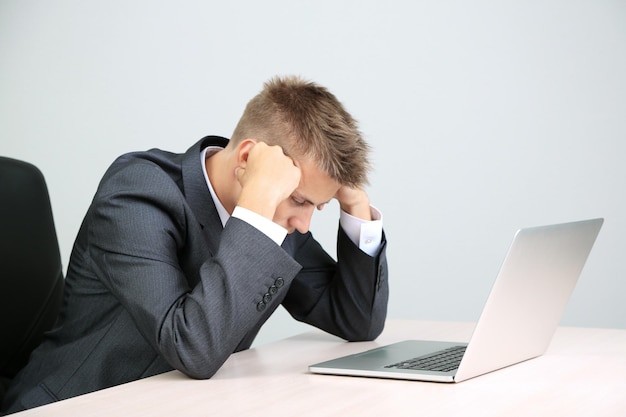 retrato, de, joven, hombre de negocios, trabajando, en, oficina