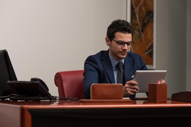 retrato, de, un, joven, hombre de negocios, utilizar, un, touchpad, en, el, oficina