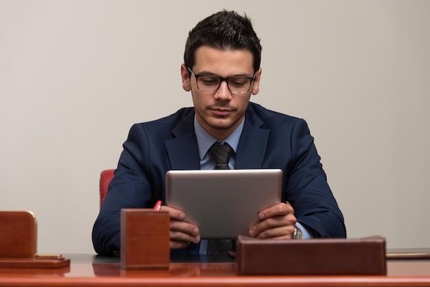 retrato, de, un, joven, hombre de negocios, utilizar, un, touchpad, en, el, oficina