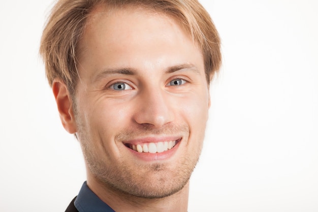 Retrato de un joven hombre sonriente