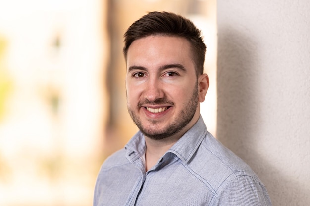 Retrato de un joven hombre sonriente