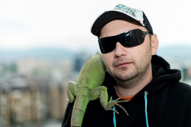 retrato del joven con la iguana