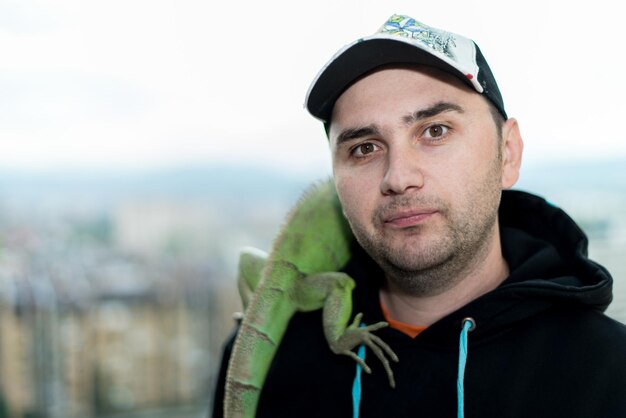 retrato del joven con la iguana